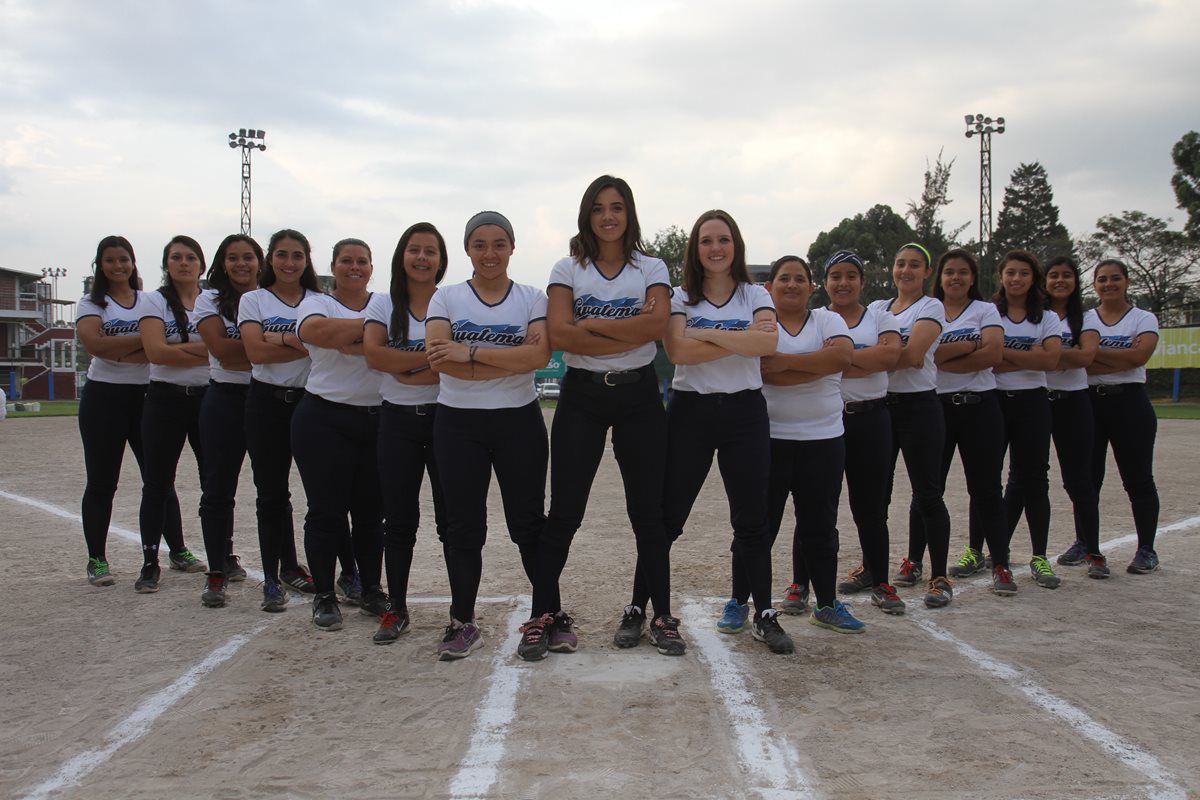 Seleccionadas de softbol posan para una fotografía previo a su participación en el Campeonato Mundial. (Foto Prensa Libre: Cortesía CDADG).