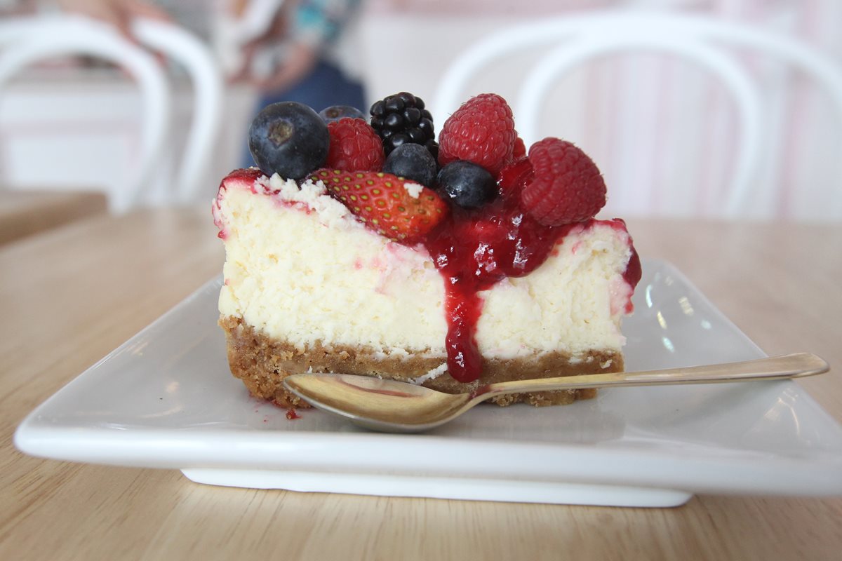 Cheesecake con berries y salsa de mora de la pastelería De la Cami. (Foto Prensa Libre: Anna Lucía Ibarra).