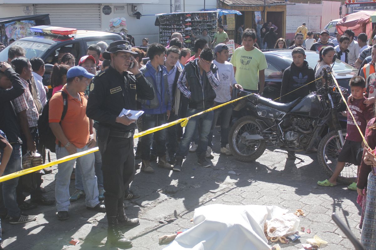 Comerciante arrollada yace junto a los productos que vendía en la zona 2 de la cabecera de Chimaltenango. (Foto Prensa Libre: Víctor Chamalé)