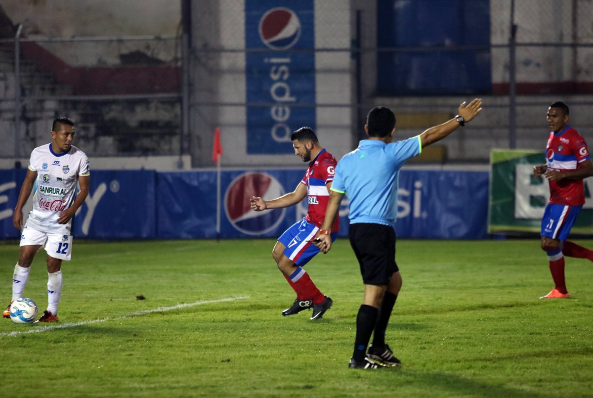 Junior Andrade no puede evitar su emoción tras anotar el único gol del juego. (Foto Prensa Libre: Carlos Ventura)