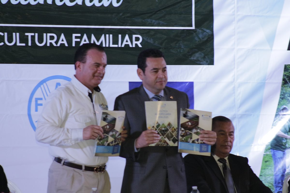 Mario Méndez, ministro de Agricultura, entregó copia del programa Paffec al presidente Jimmy Morales. (Foto Prensa Libre: Maga)