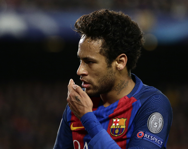 Neymar espera poder jugar contra el Real Madrid y no tener que cumplir tres partidos de la suspensión. (Foto Prensa Libre: AP)