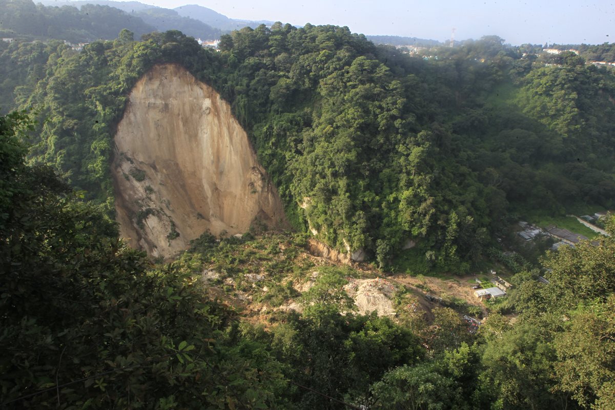 Un alud sepultó el caserío El Cambray 2, en Santa Catarina Pinula, el 1 de octubre de 2015. (Foto Prensa Libre: Hemeroteca PL)