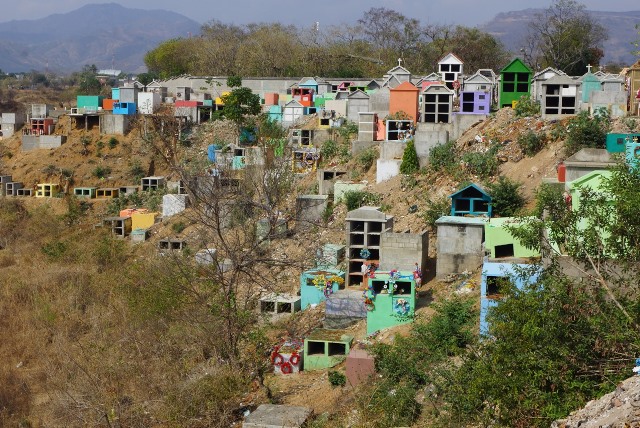 Debido a la falta de espacio, chiquimultecos han construido niños en un barranco, fuera de los límites del cementerio. (Foto Prensa Libre: Mario Morales)