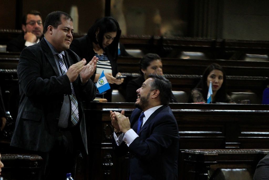 El diputado Julio Juárez -de pie - está sindicado de ser el autor intelectual del asesianto de los periodistas en Suchitepéquez. (Foto Prensa Libre: Hemeroteca PL)