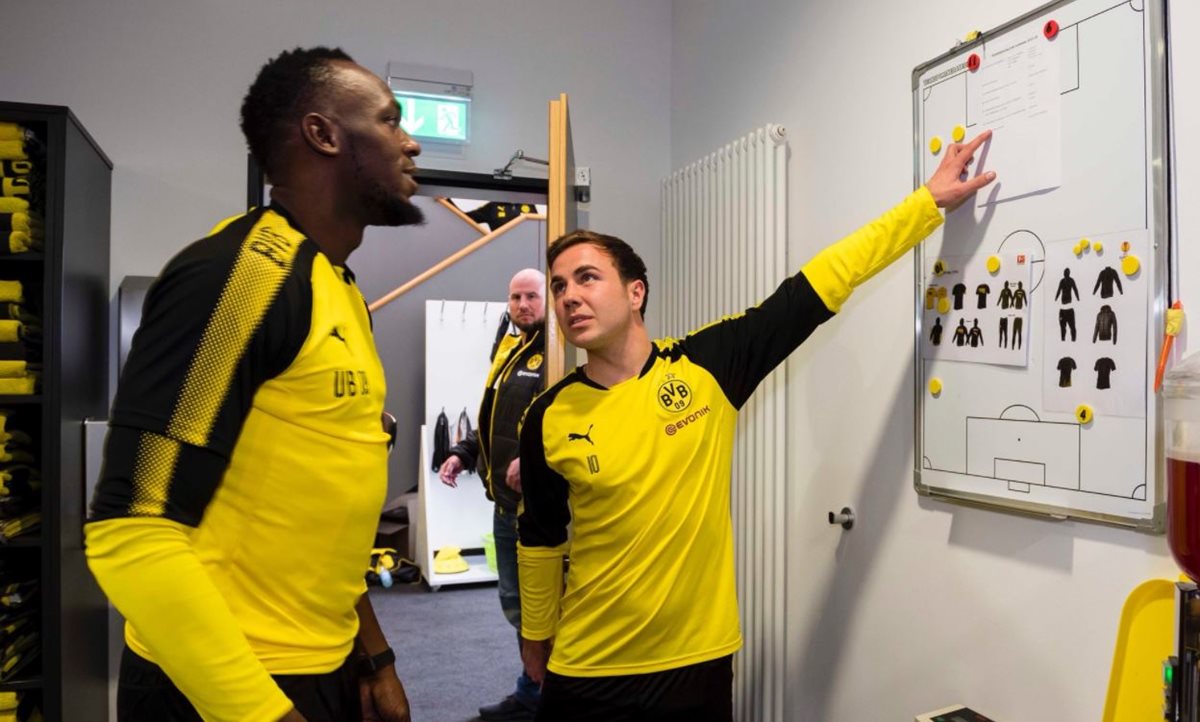 Usain Bolt conversa con Mario Götze durante la práctica de este jueves en el estadio del Borussia. (Foto Borussia Dortmund).