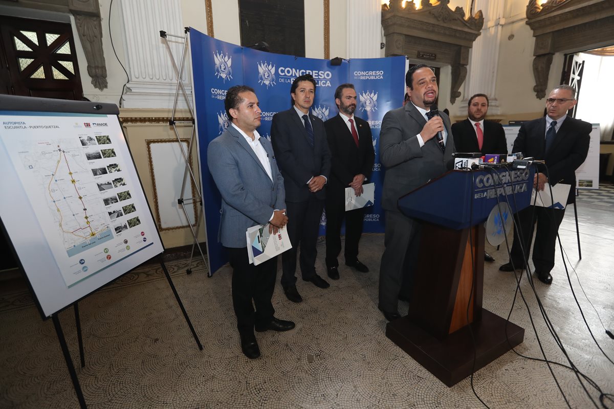 Los miembros del Conadie presentaron a la presidencia del Congreso el proyecto del contrato de la autopista Escuintla-Puerto Quetzal. Por ley los diputados deberán de conocerlo. (Foto Prensa Libre: Óscar Rivas Pu)