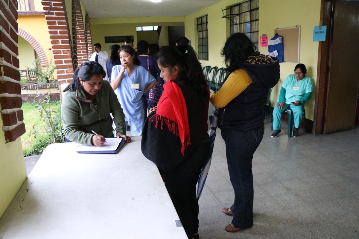 Unas 70 mujeres participaron en jornada médica sobre el cáncer de cérvix. (Foto Prensa Libre: María José Longo)