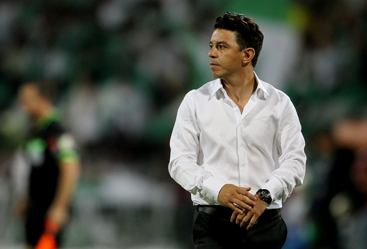 El técnico Marcelo Gallardo asegura que siempre defenderá al aficionado de River Plate. (Foto Prensa Libre: EFE)