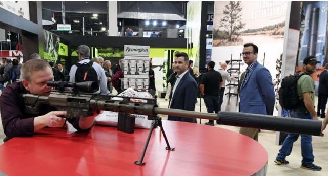 Un entusiasta de las armas prueba un rifle de Remington durante una feria en Las Vegas. (Foto Prensa Libre: Getty Images)