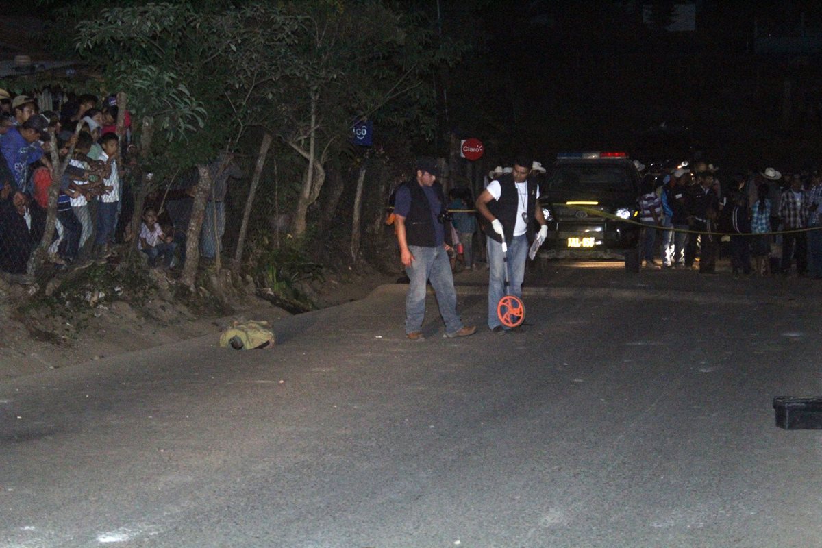 El Ministerio Público recaba evidencias en el lugar donde quedó muerto Dimas López. (Foto Prensa Libre: Hugo Oliva)