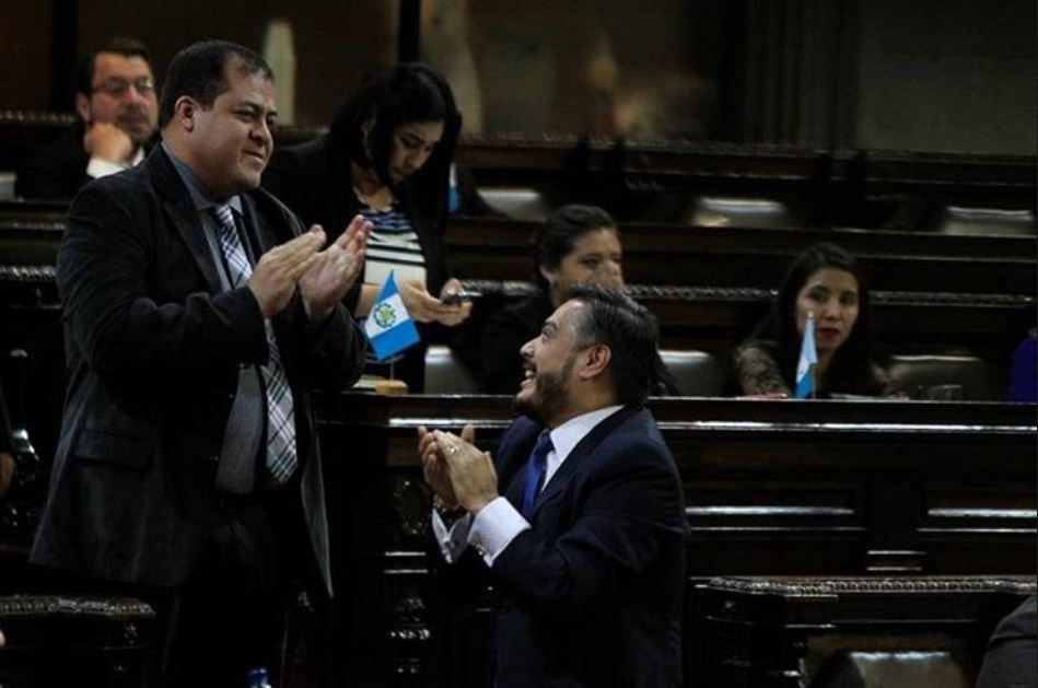 El diputado Julio Juárez (de pie) es señalado de ser el autor intelectual del asesinato de dos periodistas en Suchitepéquez. (Foto Prensa Libre: Hemeroteca)