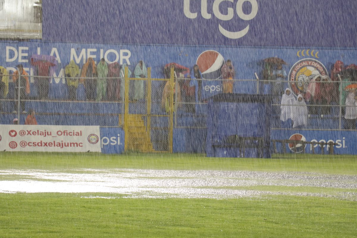 La torrencial lluvia no permitió que se disputara el partido en Quetzaltenango. (Foto Prensa Libre: Raúl Juárez)