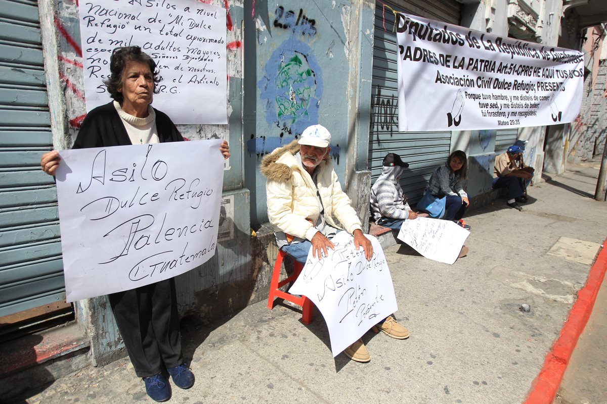 Grupos han hecho presión afuera del Congreso para que se aprueben presupuestos de organizaciones e instituciones. (Foto Prensa Libre: Hemeroteca PL)