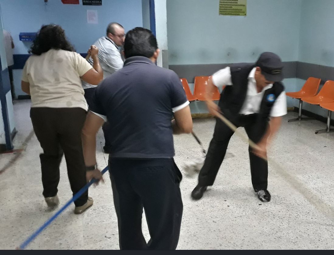 Varias áreas se inundaron debido al rompimiento de tubería después del sismo. (Foto: Hospital General San Juan de Dios)