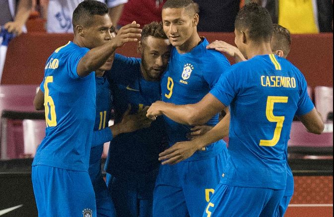 Jugadores de Brasil celebran con Neymar el primer tanto contra El Salvador. (Foto Prensa Libre: AFP).