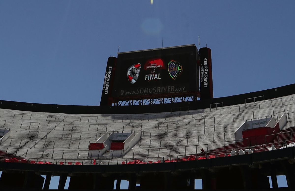 El estadio Monumental tendrá que esperar al albergar la final de la Copa Libertadores. (Foto Prensa Libre: AFP).