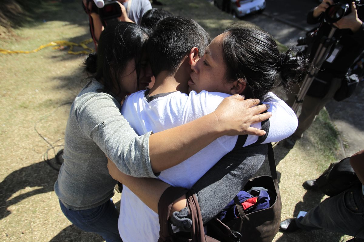 Familias se abrazan ante tragedia. Niños y niñas del Hogar Seguro Virgen de la Asunción sobrevivientes al incendio fueron trasladados a otros centros. (Foto, Prensa Libre: Carlos Hernández)