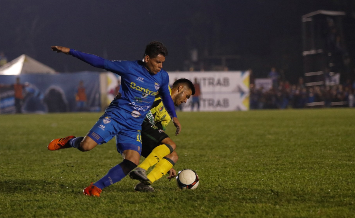 El delantero de Cobán Imperial, Robin Betancourth termina contrato en junio con el equipo azul. (Foto Prensa Libre: Eduardo Sam Chun)