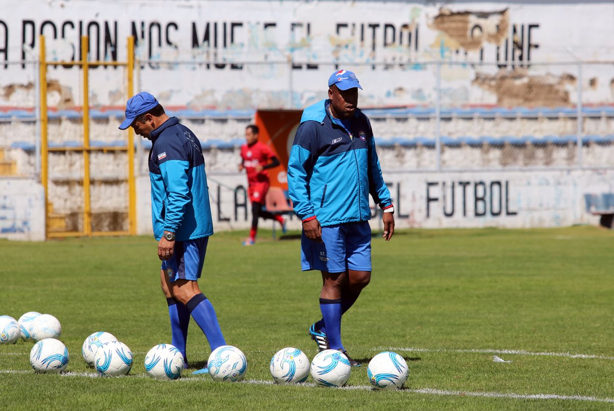 El técnico Hernán Medford espera conseguir su primer triunfo contra Malacateco. (Foto Prensa Libre: Carlos Ventura)