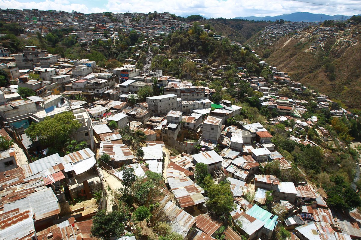 El crecimiento poblacional pone en riesgo la subsistencia de los pocos bosques de la capital. En la foto se observan asentamientos humanos en el barranco ubicado al norte del Puente del Incienso, zona 7. (Foto Prensa Libre: Álvaro Interiano)