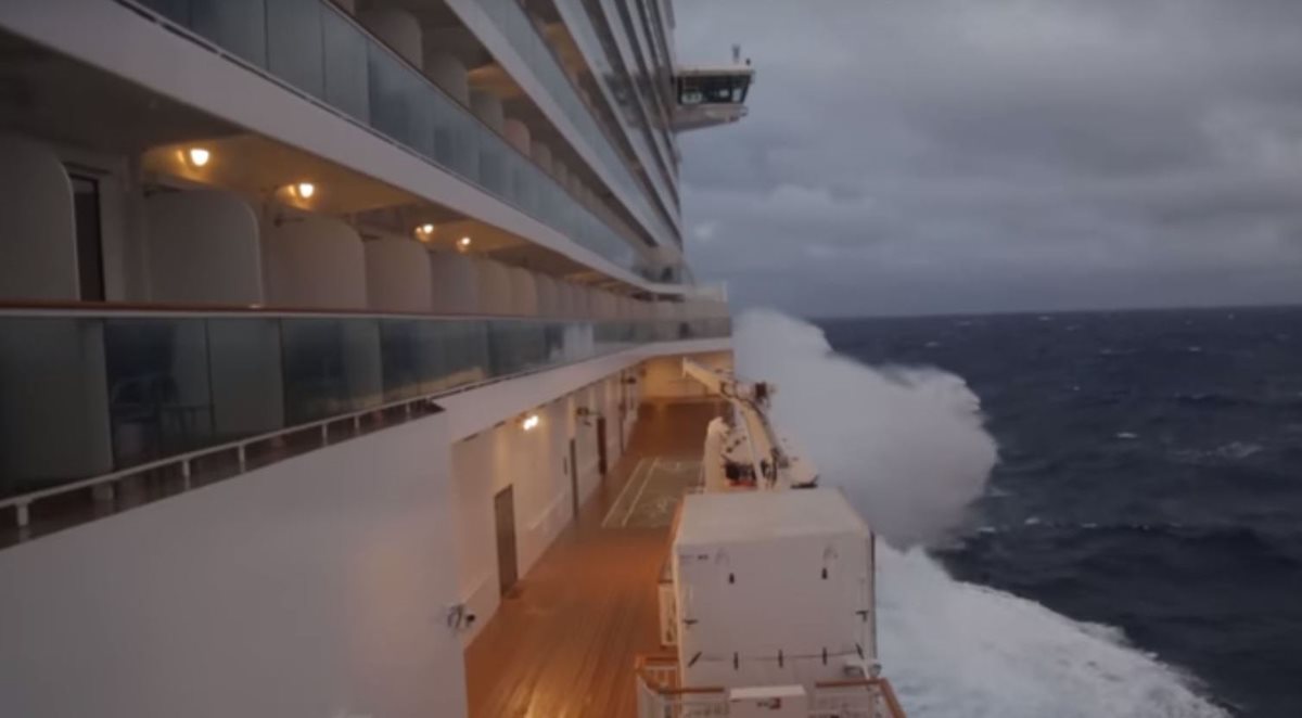 Las impactantes imágenes fueron captadas por turistas que viajaban en un crucero, por la costa este de los EE.UU. (Foto Prensa Libre: Youtube)