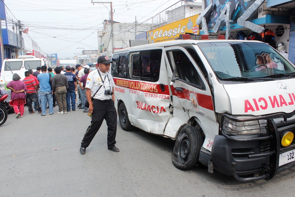 Unidad de los Bomberos Voluntarios quedó destruida por el impacto. (Foto Prensa Libre: Víctor Chamalé).