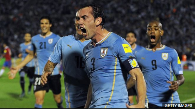 Godín celebra su gol contra Chile en las eliminatorias sudamericanas.