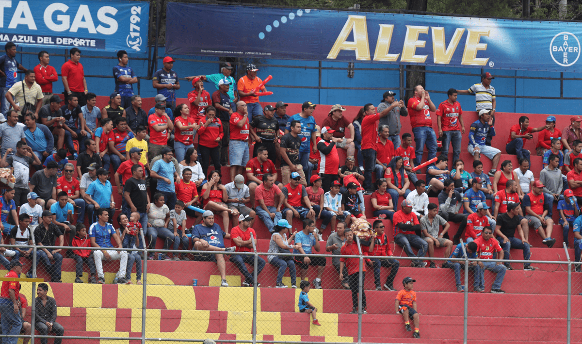 La afición de Municipal fue la que más asistió a los escenarios el fin de semana, en la fecha cinco del Apertura. (Foto Prensa Libre: Carlos Vicente)