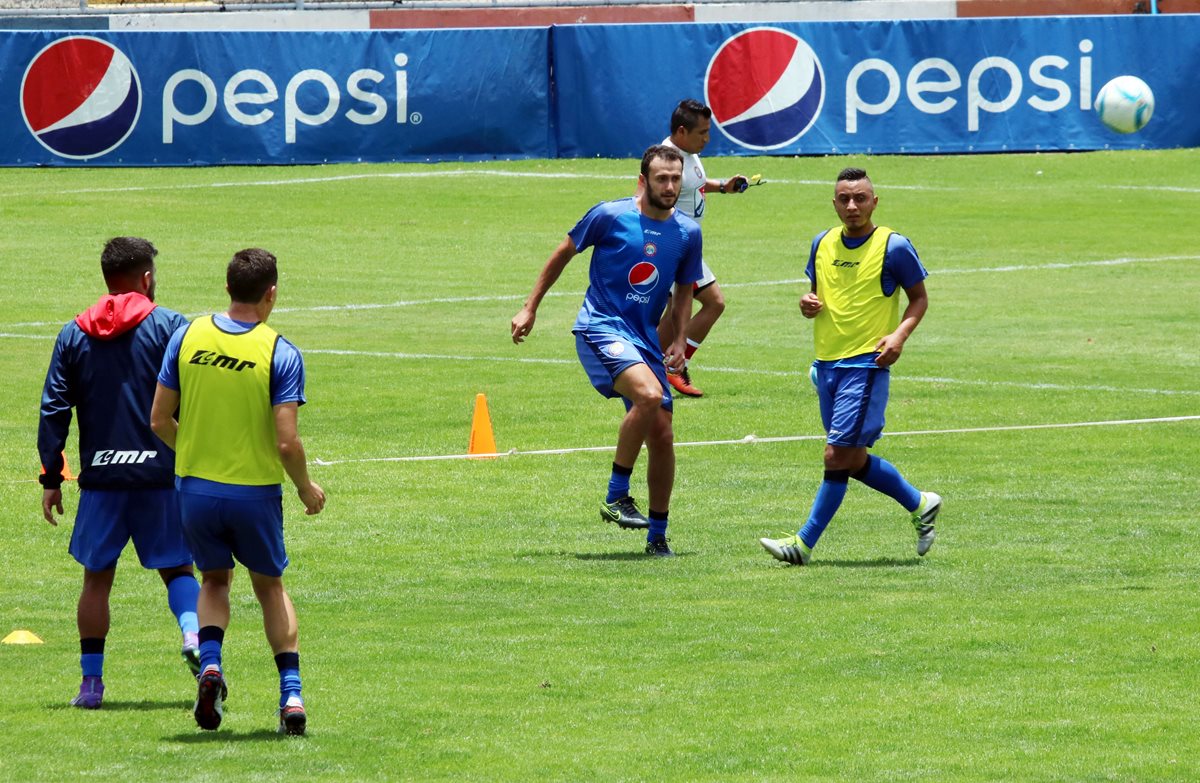 Los quetzaletecos viajarán mañana rumbo a Cobán, para medirse contra ese representativo el domingo. Este viernes se ejercitaron en el estadio Mario Camposeco (Foto Prensa Libre: Carlos Ventura)