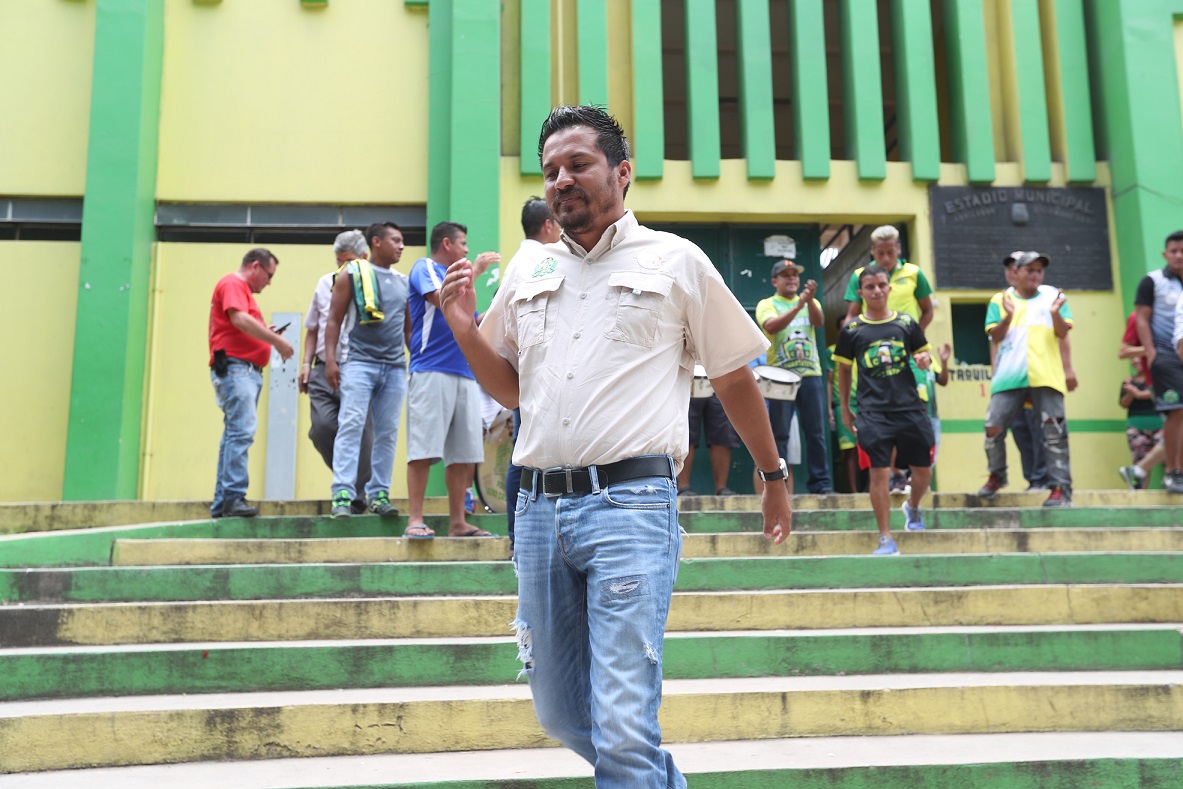 El estratega guatemalteco Amarini Villatoro a su salida del estadio David Cordón Hichos. (Foto Prensa Libre: Edwin Fajardo)