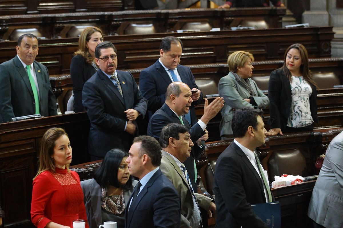 Diputados asisten a la sesión donde el plan gastos pasó en segunda lectura. (Foto: Alvaro Interiano)