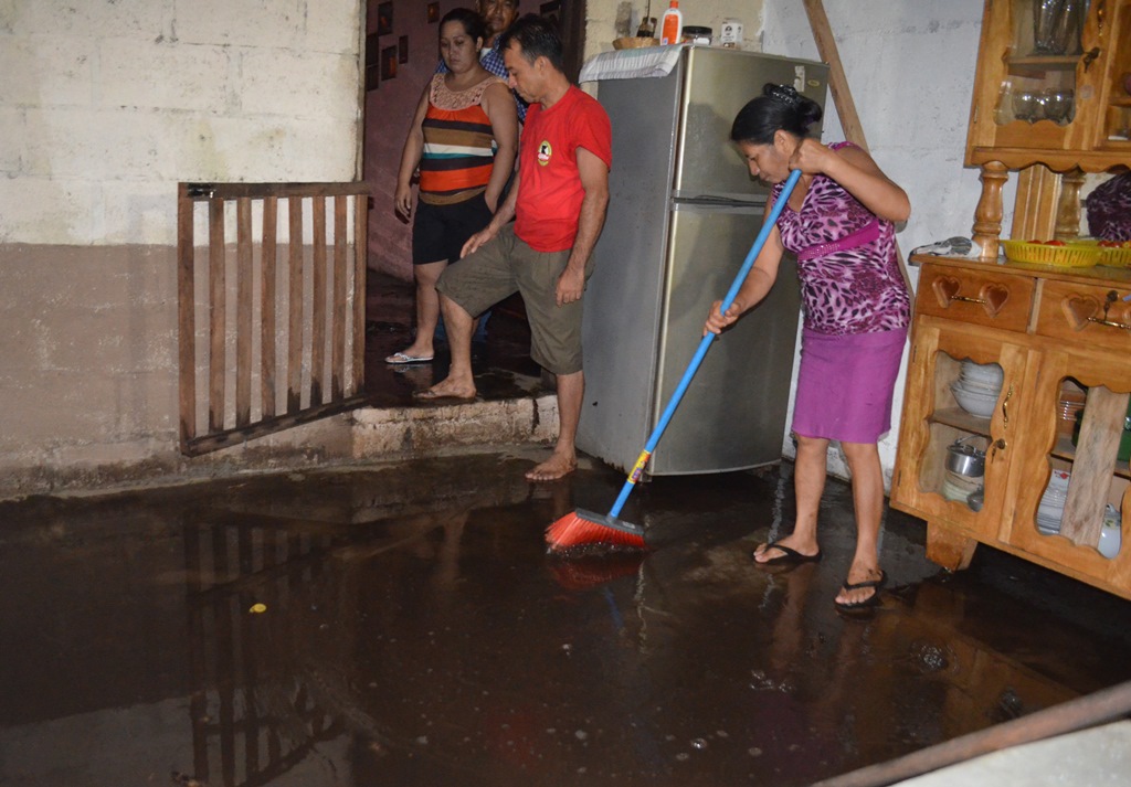 Una de las casas inundadas en la aldea Vaquilito, Retalhuleu. (Foto Prensa Libre: Jorge Tizol)