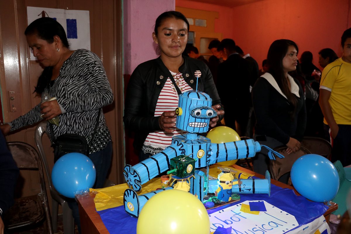 Una estudiante muestra un robot que se mueve con el impulso de motores. (Foto Prensa Libre: Mike Castillo).