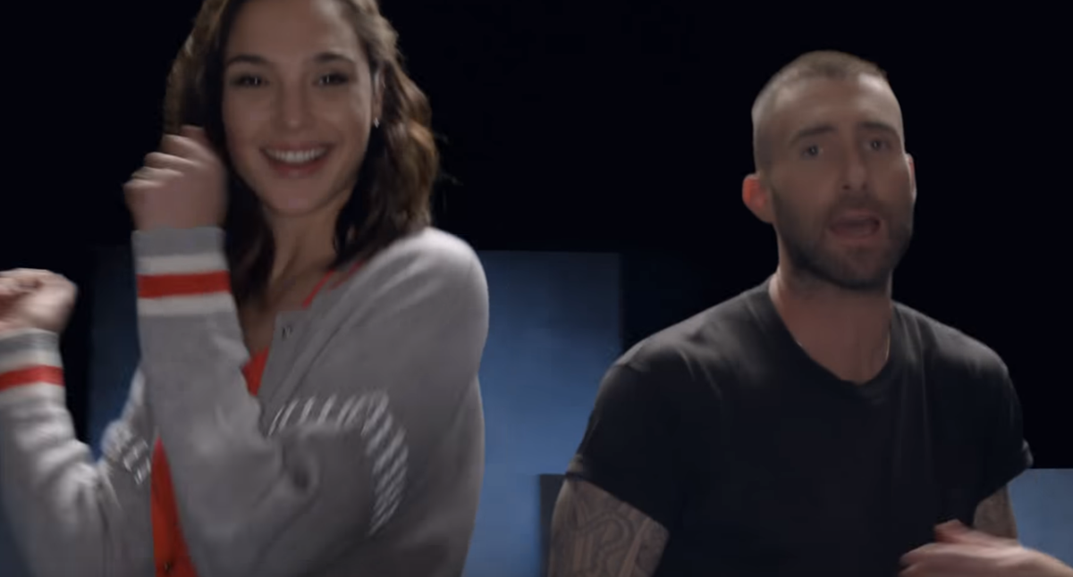 Gal Gadot, junto a Adam Levine en el video de Girls Like You, de Maroon 5 (Foto Prensa Libre: YouTube).