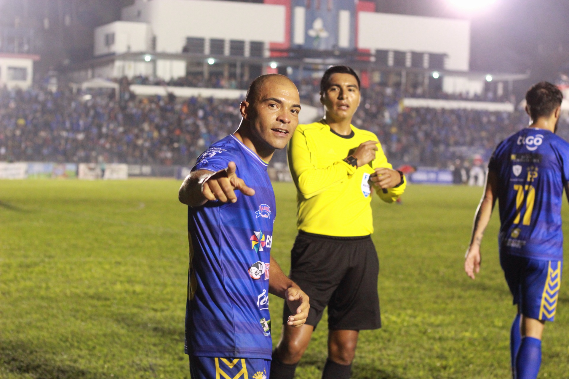 Janderson Pereira sentenció el partido contra los rojos. (Foto Prensa Libre: Eduardo Sam)