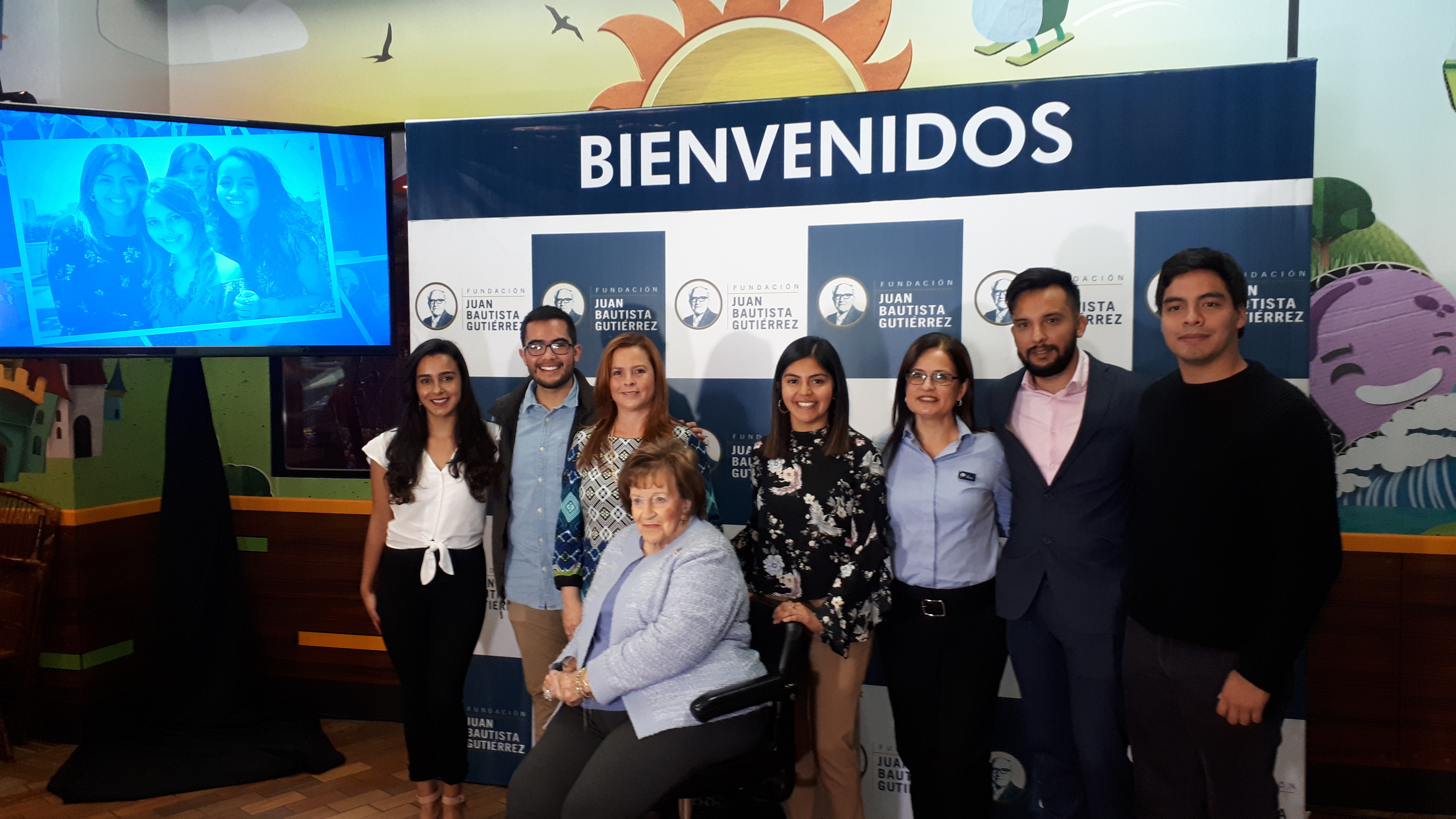 Doña Isabel Gutiérrez de Bosch, presidenta de la Fundación Juan Bautista Gutiérrez, junto a algunos de los jóvenes que han sido beneficiados con becas universitarias. (Foto Prensa Libre: Eslly Melgarejo). 