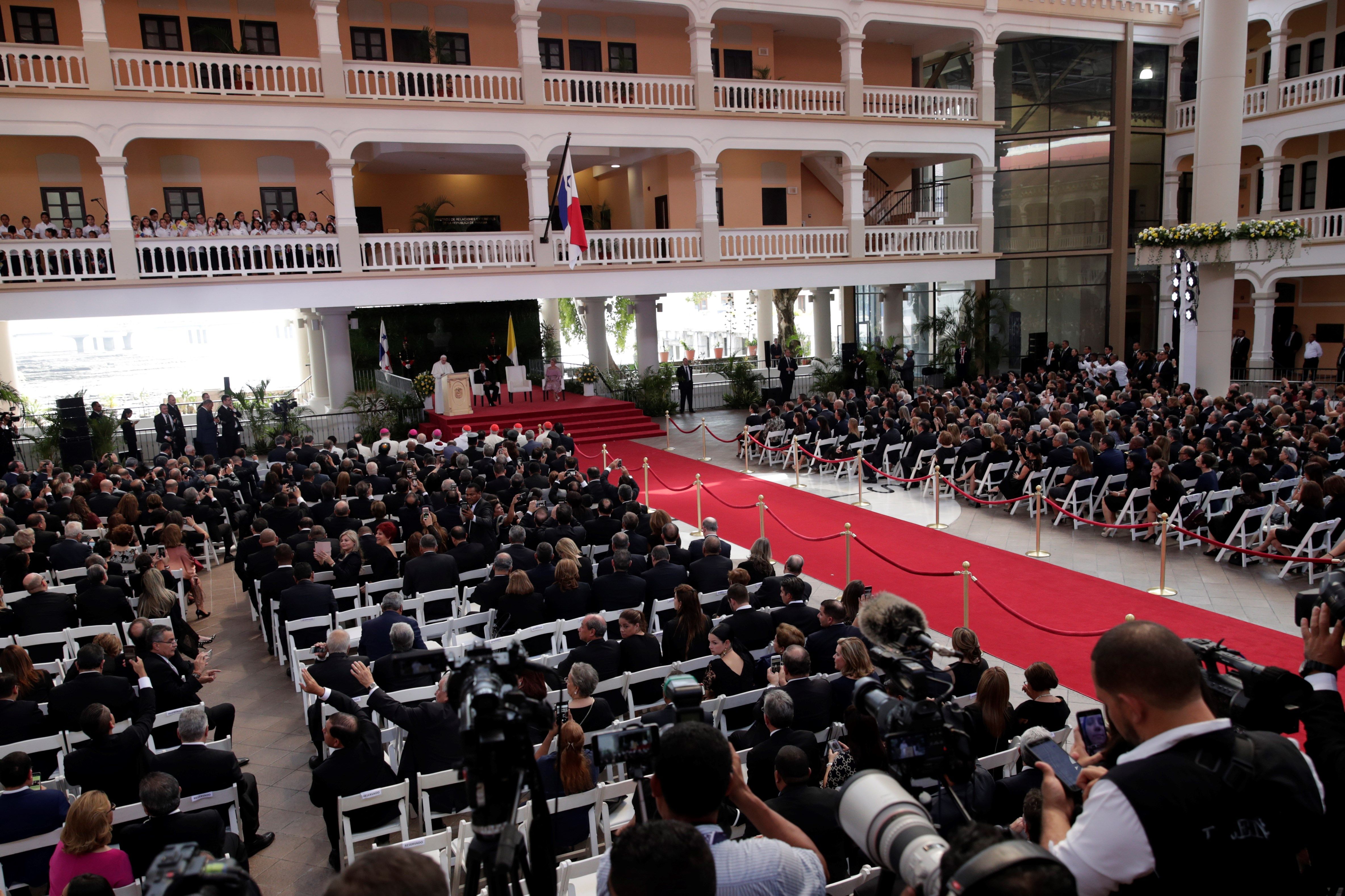 El papa Francisco pronuncia su discurso a los obispos de Centroamérica en la iglesia de San Francisco de Asís. (Foto Prensa Libre: EFE)