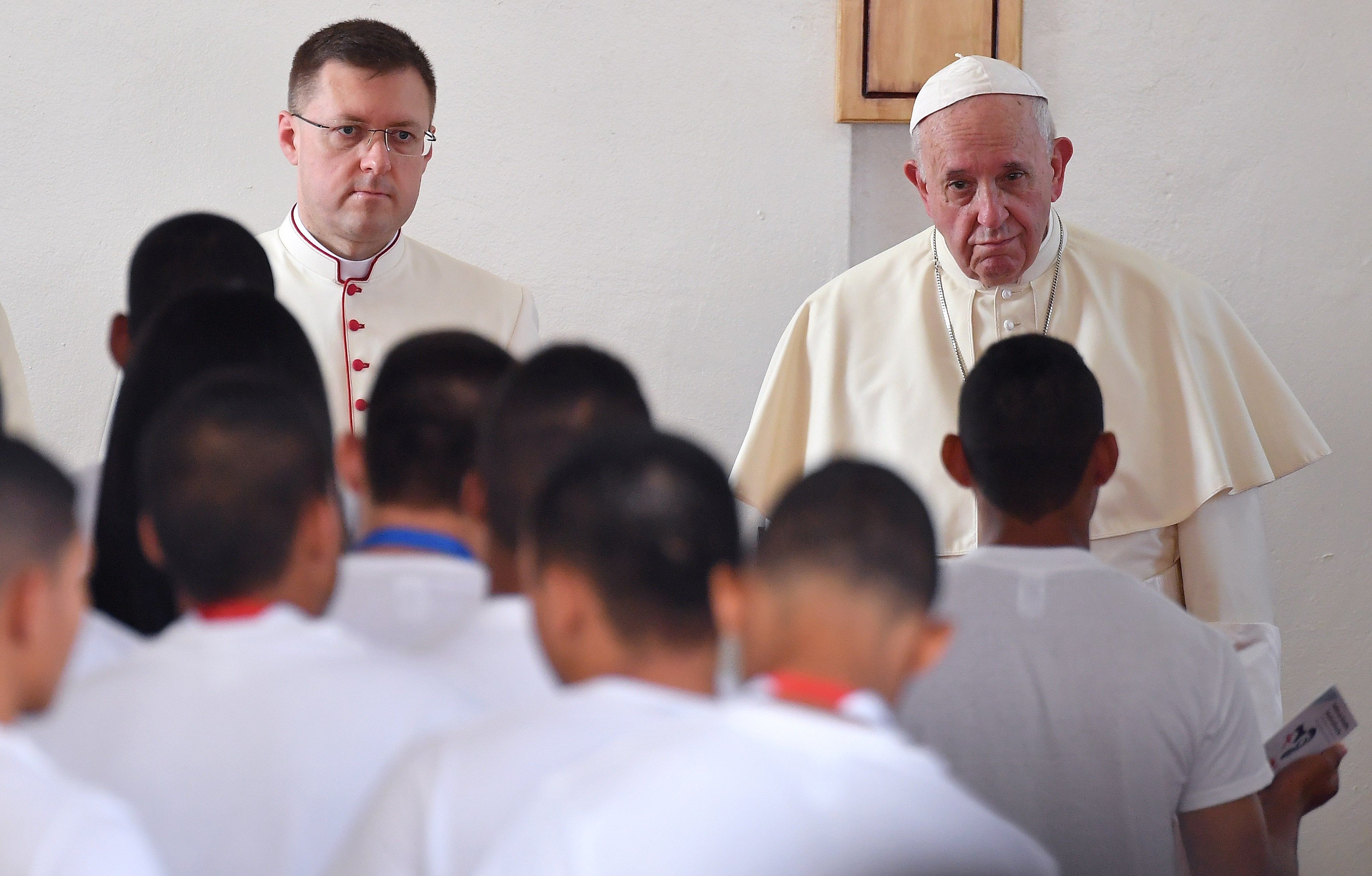 Luis Óscar se dirige al papa Francisco durante la visita a la cárcel de menores de "Las Garzas" de Pacora, en Panamá, donde quiso llevar la celebración de la Jornada de la Juventud (JMJ) a estos jóvenes privados de libertad. (Foto Prensa Libre: EFE)