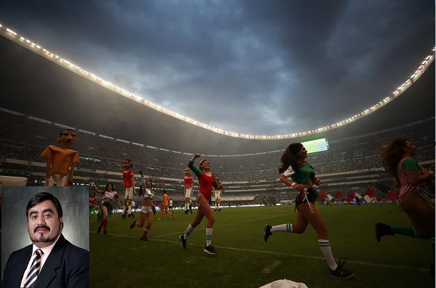 El abogado German López (inserto) falleció mientras presenciaba el partido de futbol entre México y Escocia en el Estadio Azteca, el pasado sábado. (Foto Prensa Libre: EFE)