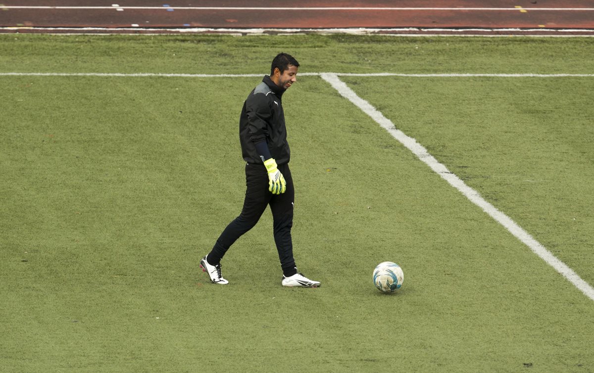 Juan José Paredes durante el entrenamiento de este miércoles en el estadio Cementos Progreso. (Foto Prensa Libre: Norvin Mendoza)