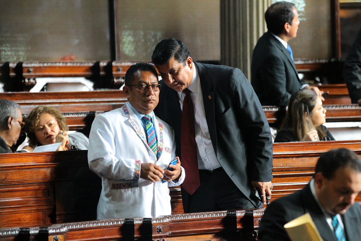 Cabildeo entre los diputados Francisco Trambriz —de blanco— y Estuardo Galdámez, ayer. (Foto Prensa Libre: Álvaro Interiano) 