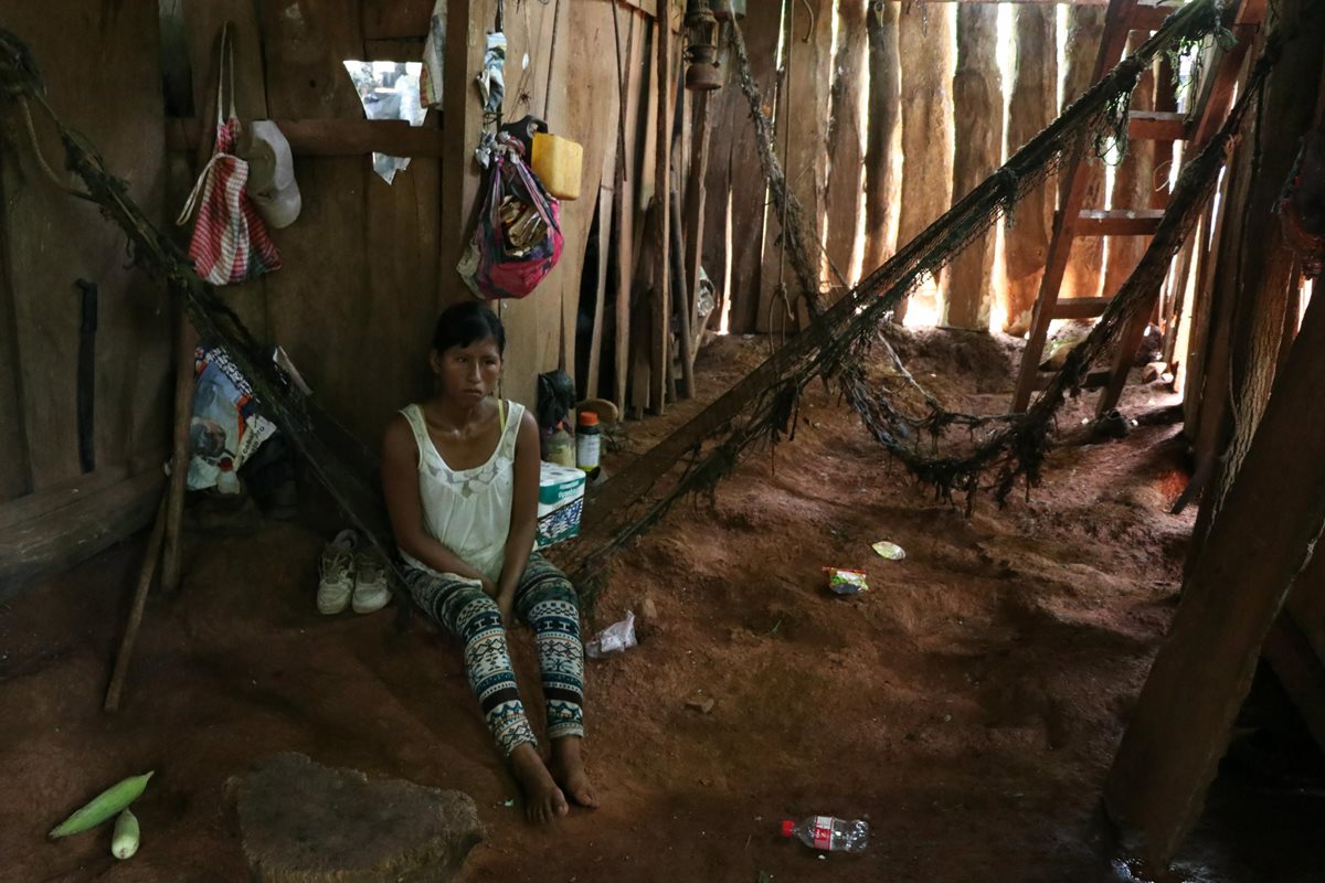 La familia García vive en una casa de madera. Todos duermen en un solo cuarto. (Foto Prensa Libre: Carlos Paredes)