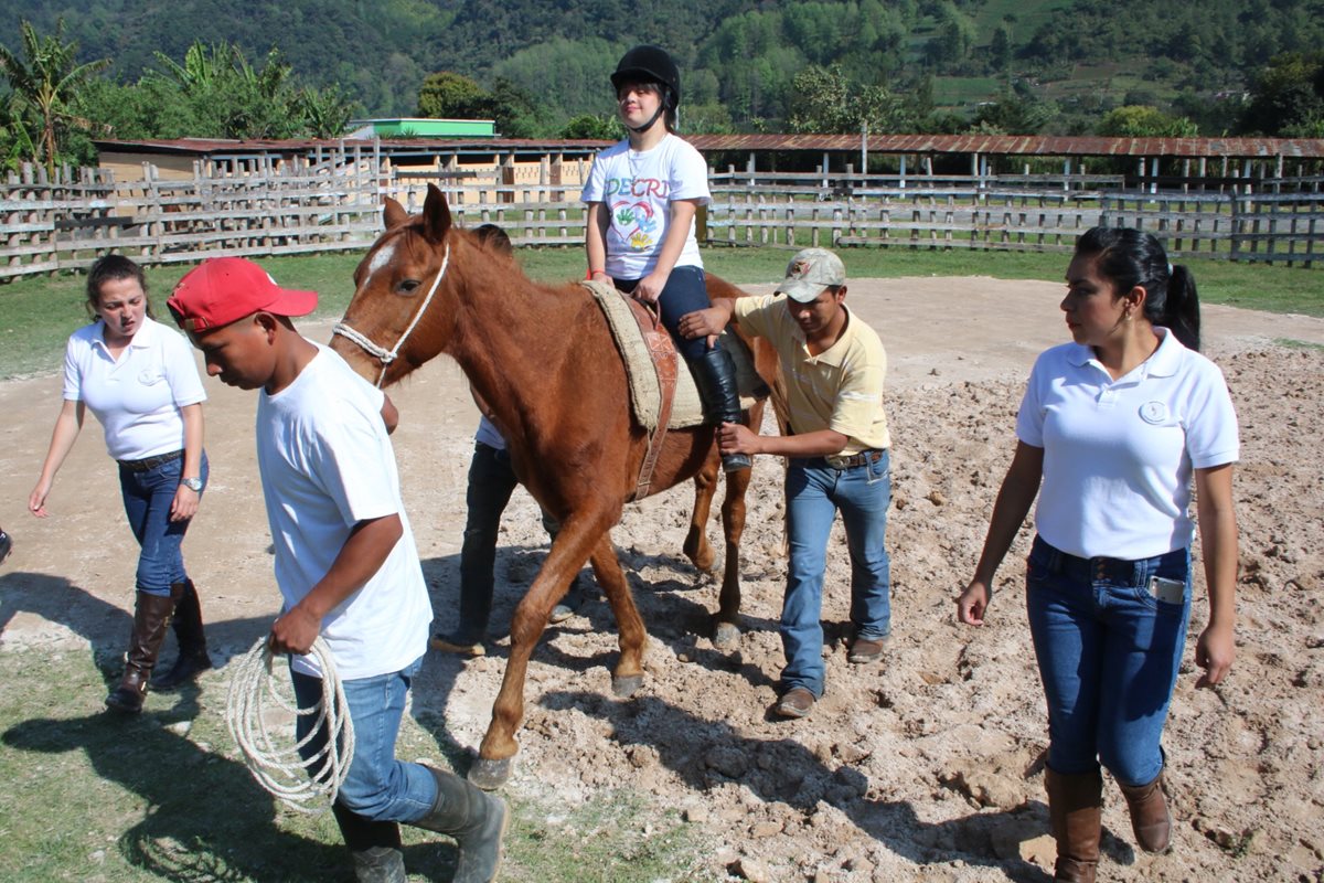 Krista González es acompañada por especialistas durante el tratamiento. (Foto Prensa Libre: Eduardo Sam)