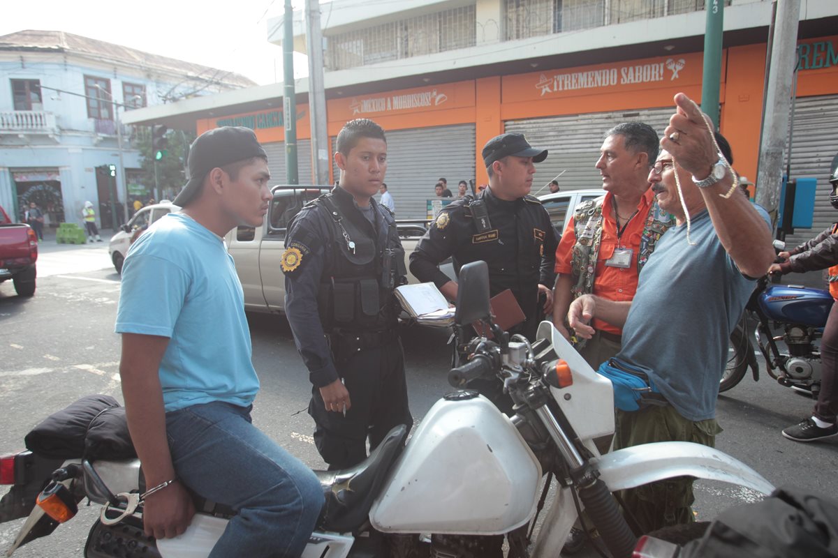 Un grupo de turistas costarricenses había sido víctima de este supuesto ladrón, sin embargo el grupo logró capturarlo y entregarlo a la PNC. (Foto Prensa Libre: Erick Ávila)