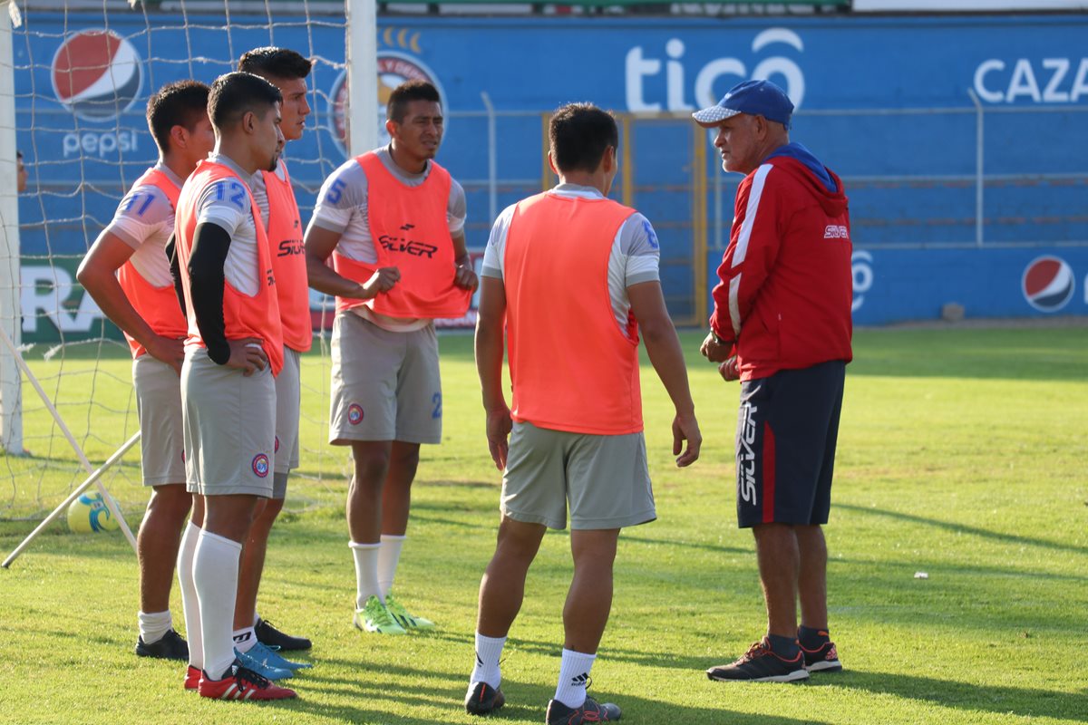 El técnico Wálter Claverí conversa con sus jugadores, durante un entrenamiento en el Mario Camposeco. (Foto Prensa Libre: Raúl Juárez)