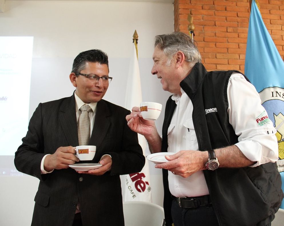 El nuevo director del Insivumeh, Juan Pablo Oliva (izquierda), junto con el presidente de Anacafé, Ricardo Arenas (derecha) luego de haber participado en la firma de un convenio. (Foto: Anacafé)