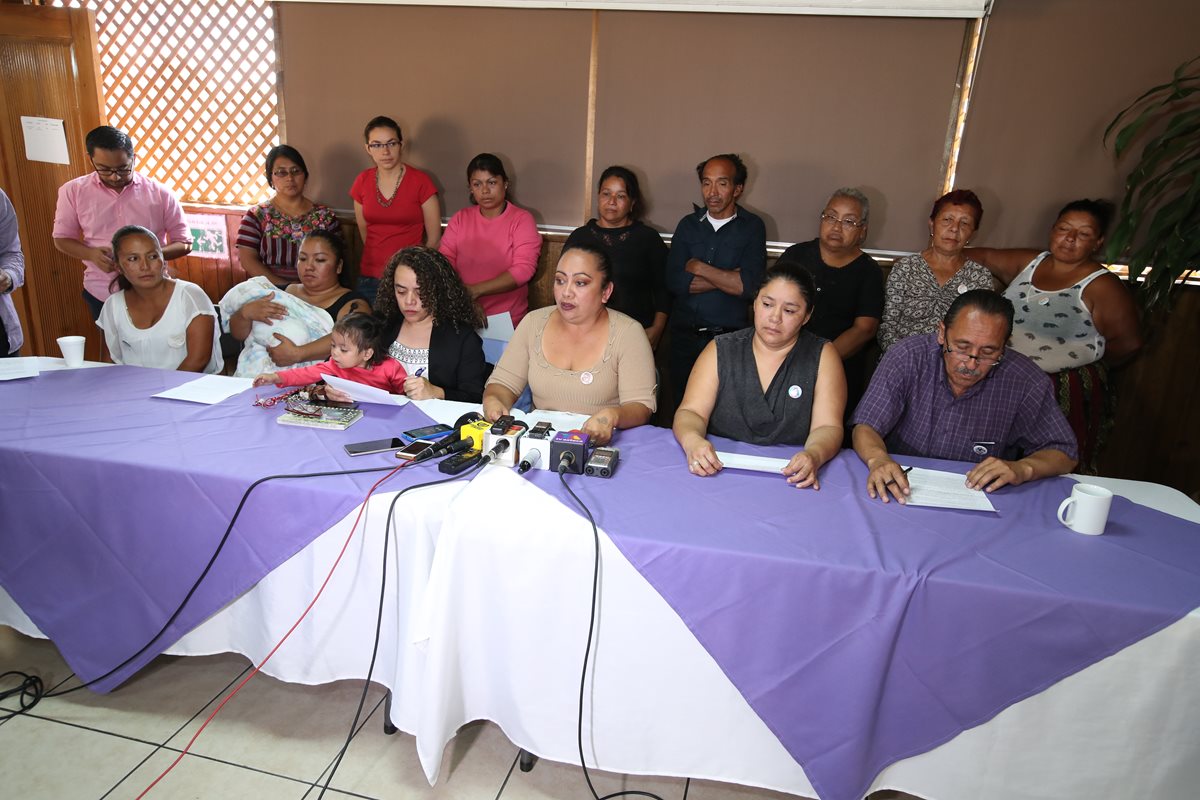 Familiares de las víctimas del Hogar Seguro exigen a la CSJ que cumpla con ampliar el tema de la solicitud de antejuicio solicitado contra Jimmy Morales. (Foto Prensa Libre: Paulo Raquec)