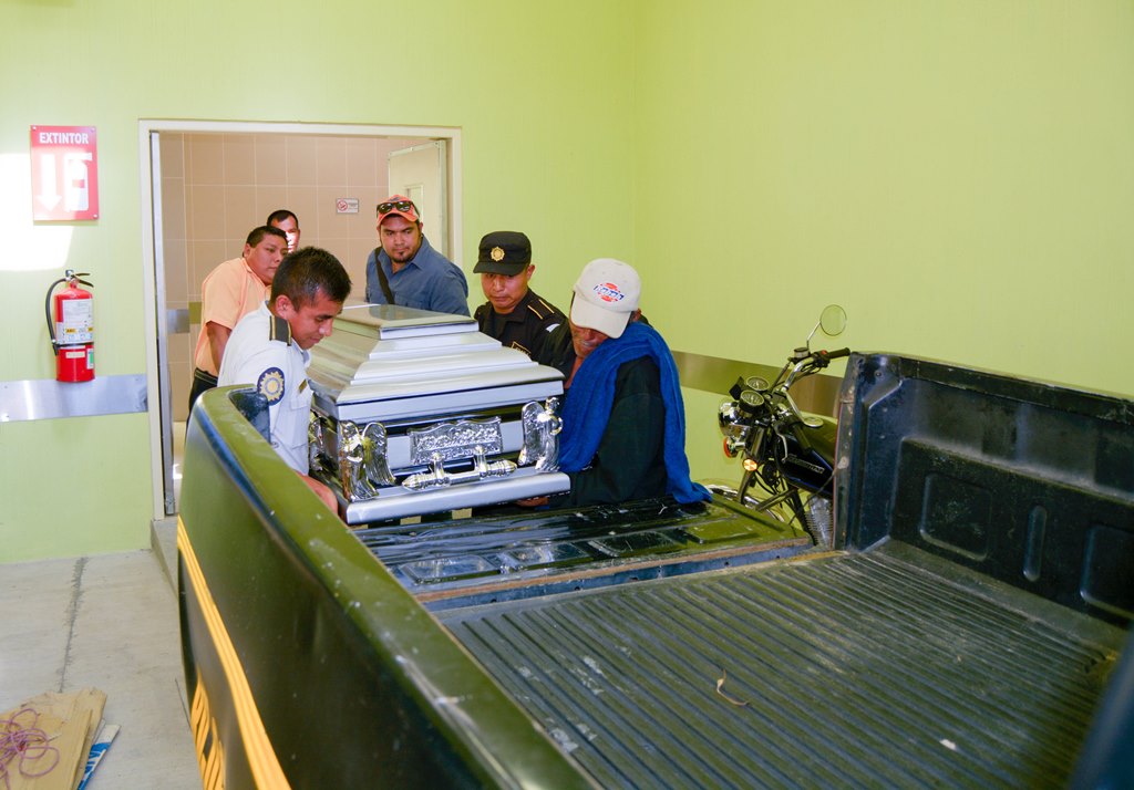 Compañeros trasladan al cadáver de Miguel Ángel Cahahuí. (Foto Prensa Libre: Carlos Grave).