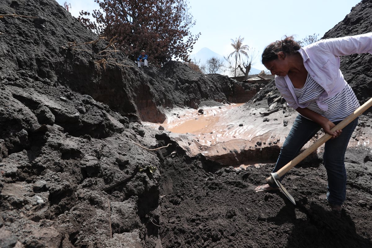 Los sobrevivientes de San Miguel Los Lotes no suspenden la búsqueda de los cuerpos de sus familiares entre las cenizas. (Foto Prensa Libre: Estuardo Paredes)